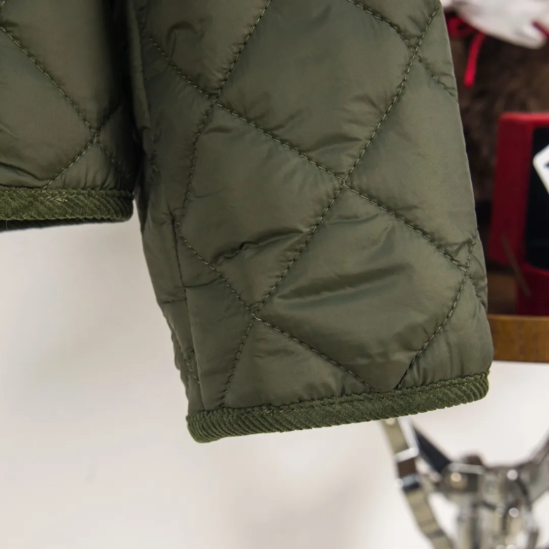 P390 zp version [Exclusive supply] Ralph Lauren/Ralph Lauren 2025aw autumn and winter popular items diamond-shaped quilted embroidered corduroy strips imitation feather jacket jacket Correct three-pocket version Slight waist design Free matching neckline ✅ Facial filling imitation feather cotton Three-in-one diamond-shaped quilted embroidery Soft and comfortable ✅ Customized double-circle brand hardware buckle back waist freely adjustable elastic design ✅ RL three-color diamond plaid cotton jacket 100% restoration Corduroy strips running through the whole body, no knots and overlaps, artificial curling, fine workmanship, highly recommended, a rare cotton jacket that does not look bloated, can be worn as an inner layer in the north, can be worn with multiple necklines, elastic waistline on the back, freely adjustable waist, matte memory technology on the face, with a cotton feel, not to be missed, highly recommended, color: black, white, gray green, khaki, navy, size: S M L XL, number: WW10947